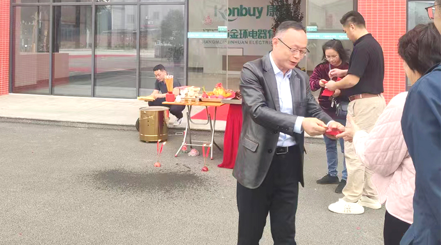 開工好兆頭！金環(huán)電器為全體員工發(fā)放紅包福利！