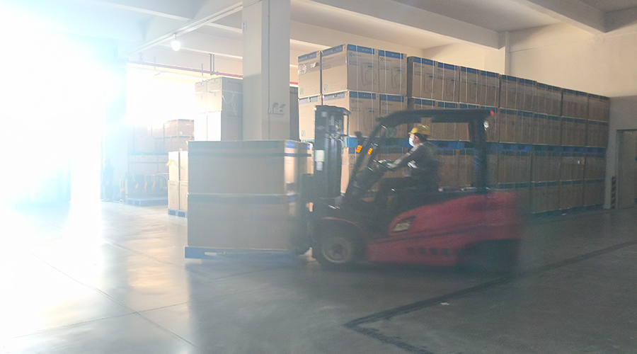 倉庫繁忙，每日多條柜滾筒干衣機(jī)發(fā)往全球