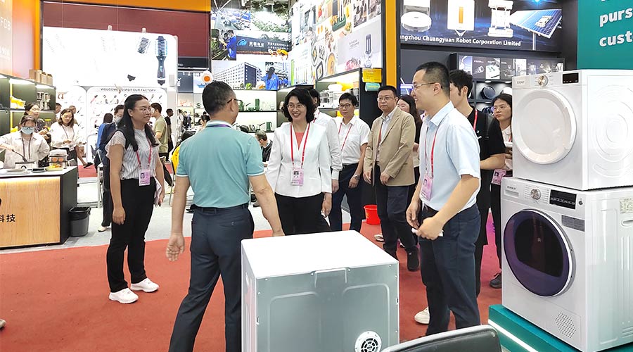 廣交會迎來大咖！江門市市長親臨金環(huán)電器展位參觀交流