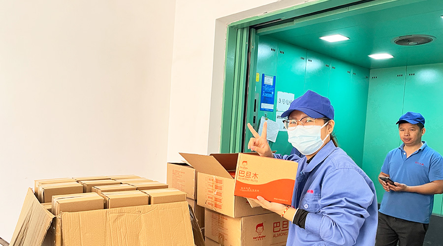 喜笑顏開(kāi)！三八婦女節(jié)  金環(huán)電器發(fā)放禮品暖人心