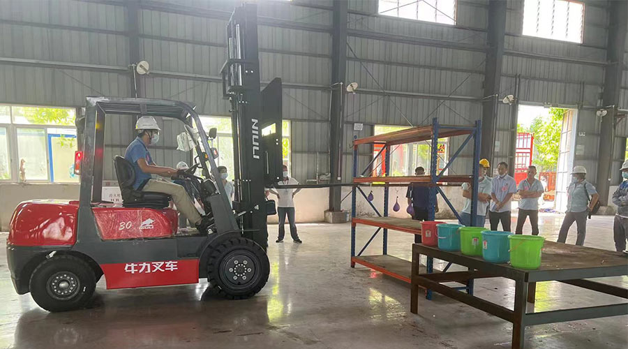 比技能 展風(fēng)采！金環(huán)電器參與鶴城鎮(zhèn)第二屆企業(yè)職工叉車技能競賽